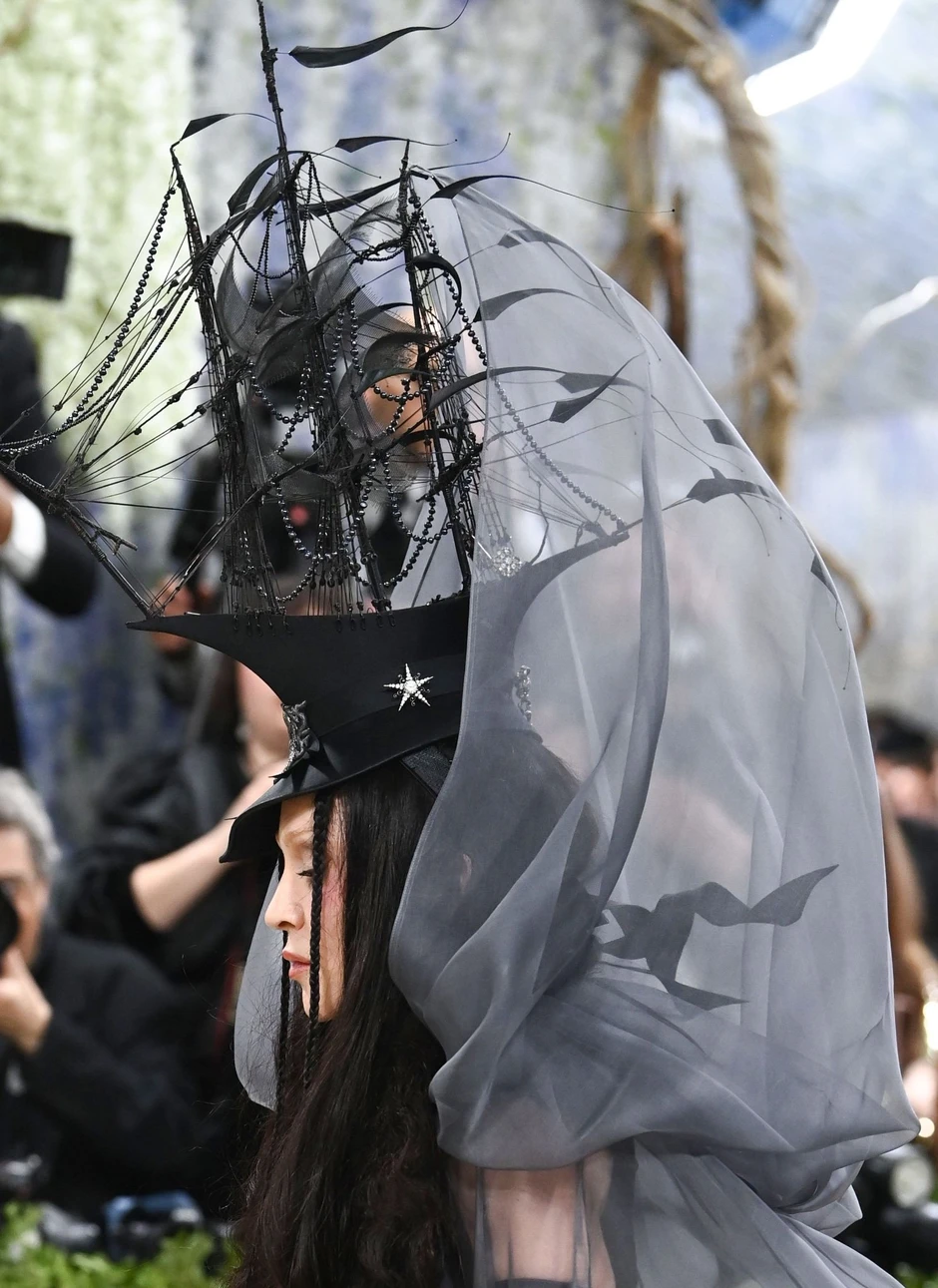 Cả Met Gala phải dạt ra vì "chị đại" này: Mang 7 mỹ nữ đi quét sạch thảm xanh, đến dàn sao ưa chặt chém nhất cũng không đọ lại Cả Met Gala phải dạt ra vì "chị đại" này: Mang 7 mỹ nữ đi quét sạch thảm xanh, đến dàn sao ưa chặt chém nhất cũng không đọ lại