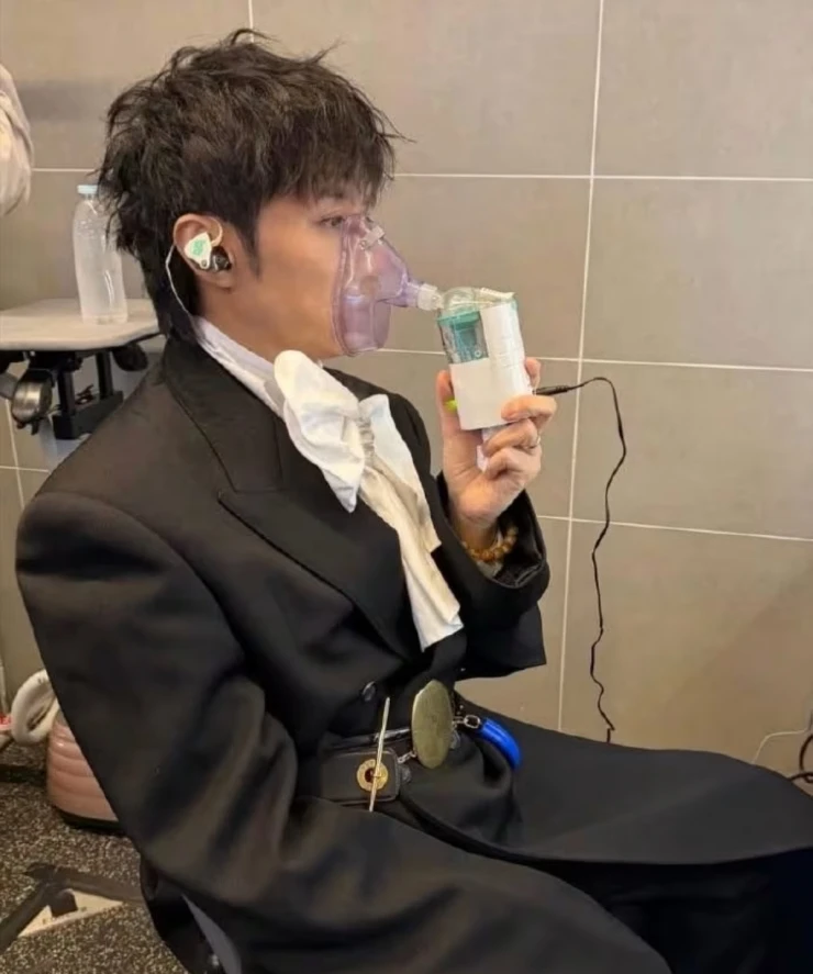 Ca sĩ Cổ Cự Cơ kiệt sức, ho ra máu và phải thở oxy