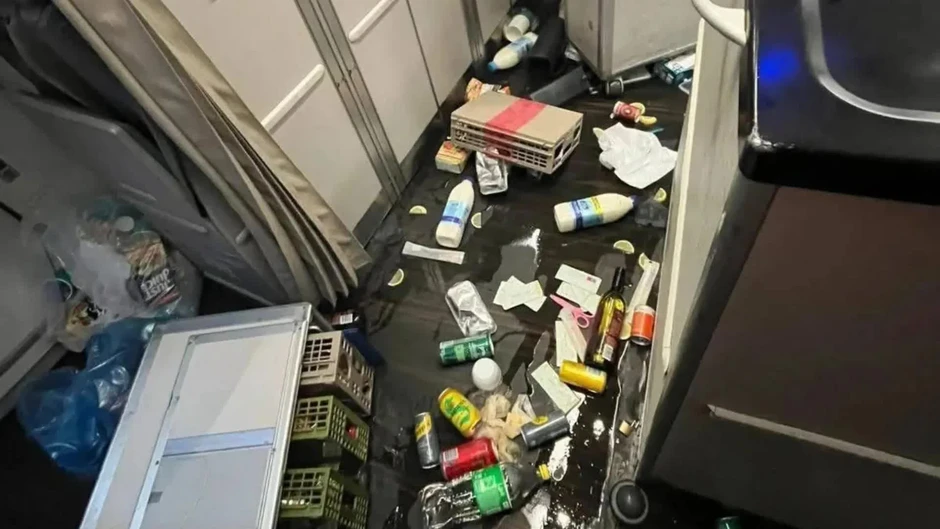 Cận cảnh bên trong chuyến bay Cathay Pacific “rơi tự do”: 10 người bị thương, hành khách la hét thất thanh trong hoảng loạn Cận cảnh bên trong chuyến bay Cathay Pacific “rơi tự do”: 10 người bị thương, hành khách la hét thất thanh trong hoảng loạn