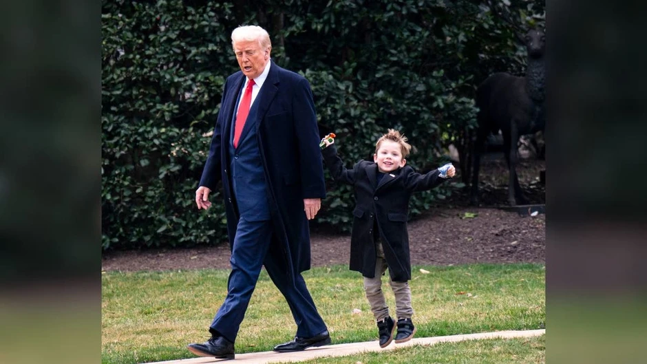 Cậu bé 6 tuổi X Æ A-Xii Musk tiếp tục “chiếm spotlight” bên ông Trump, loạt hành động tại Nhà Trắng khiến mạng xã hội bùng nổ