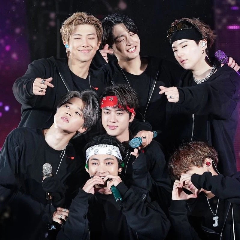 Chi chít người phủ kín nửa quả đồi chỉ để xem BTS, cảnh tượng khiến ai nhìn cũng nổi da gà