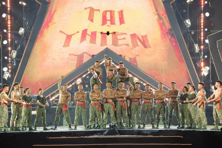 Chiến sĩ đặc công trình diễn ở concert Sao nhập ngũ