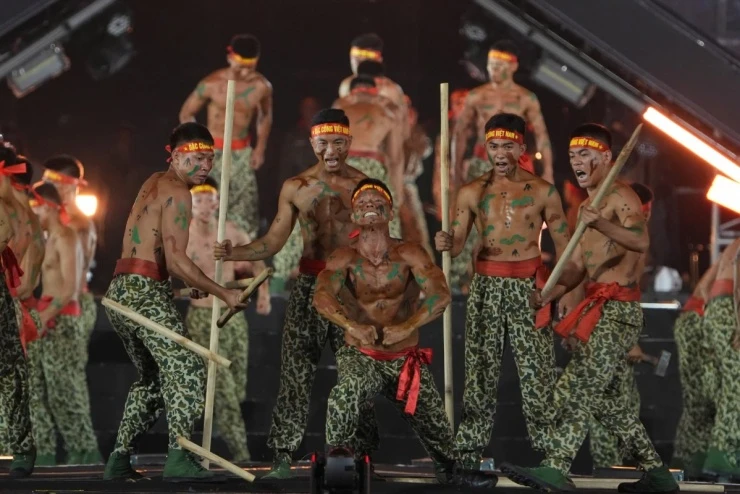 Chiến sĩ đặc công trình diễn ở concert Sao nhập ngũ