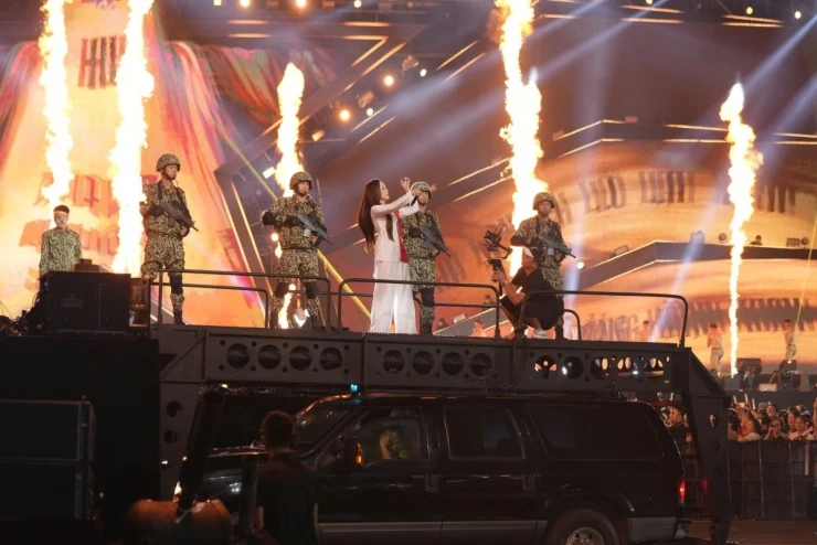 Chiến sĩ đặc công trình diễn ở concert Sao nhập ngũ