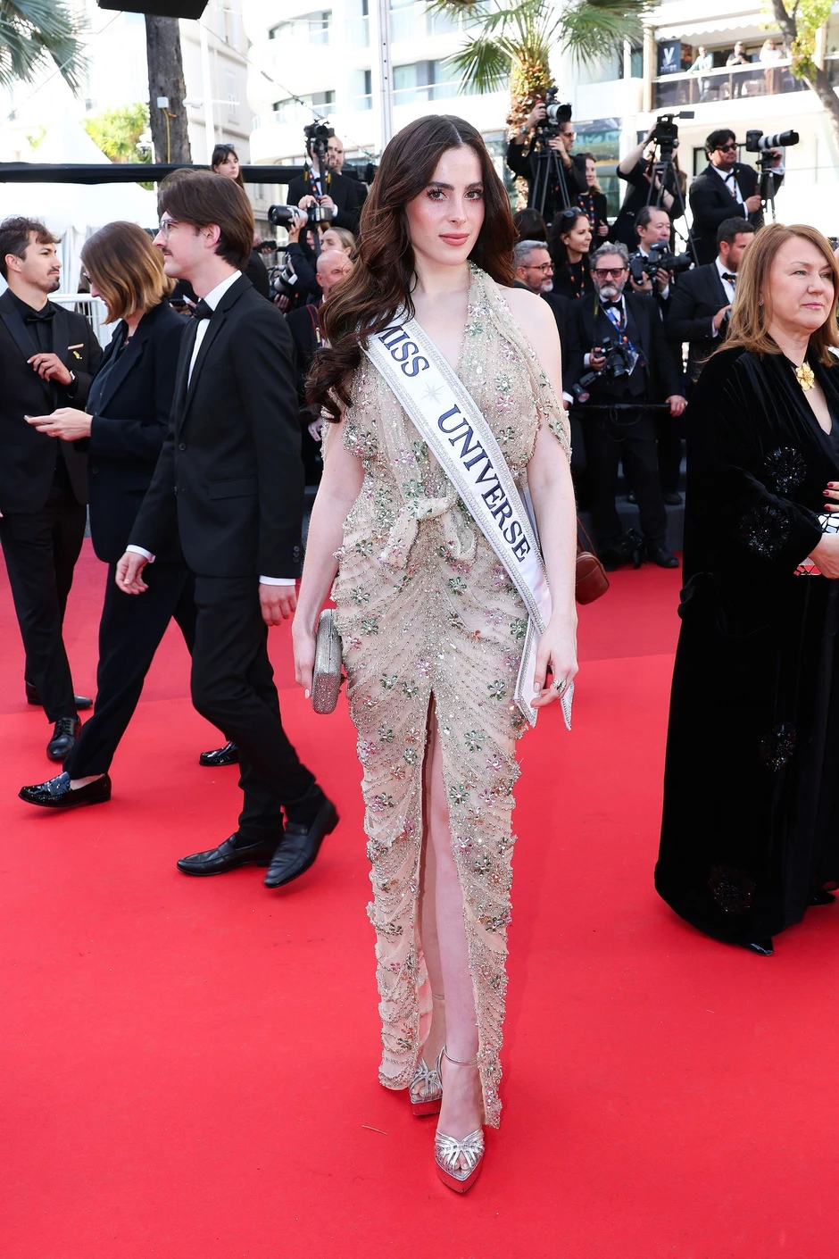 Chưa từng thấy Hoa hậu đi thảm đỏ Cannes phải đeo sash vì sợ không ai biết, nào ngờ vẫn nhận về cái kết ê chề! Chưa từng thấy Hoa hậu đi thảm đỏ Cannes phải đeo sash vì sợ không ai biết, nào ngờ vẫn nhận về cái kết ê chề!