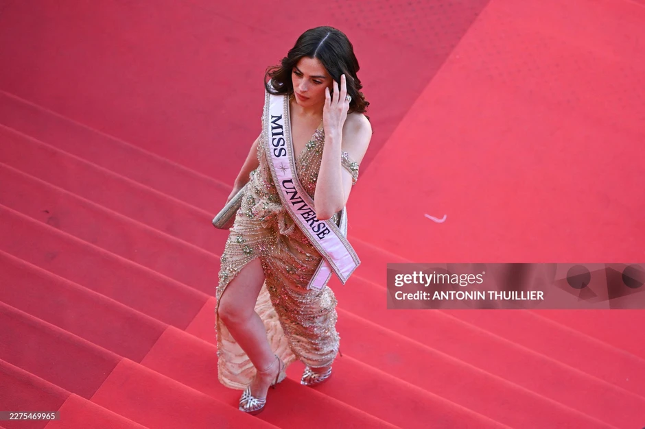 Chưa từng thấy Hoa hậu đi thảm đỏ Cannes phải đeo sash vì sợ không ai biết, nào ngờ vẫn nhận về cái kết ê chề! Chưa từng thấy Hoa hậu đi thảm đỏ Cannes phải đeo sash vì sợ không ai biết, nào ngờ vẫn nhận về cái kết ê chề!