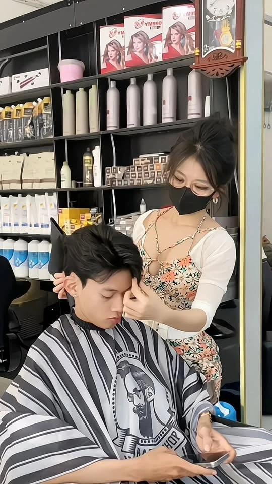 Cô chủ tiệm tóc quá quyến rũ, không lộ mặt nhưng vẫn khiến khách kéo đến nườm nượp