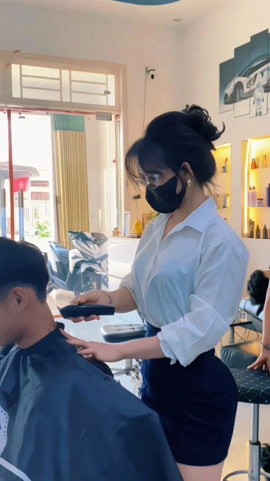 Cô chủ tiệm tóc quá quyến rũ, không lộ mặt nhưng vẫn khiến khách kéo đến nườm nượp