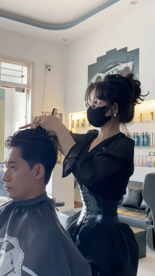 Cô chủ tiệm tóc quá quyến rũ, không lộ mặt nhưng vẫn khiến khách kéo đến nườm nượp