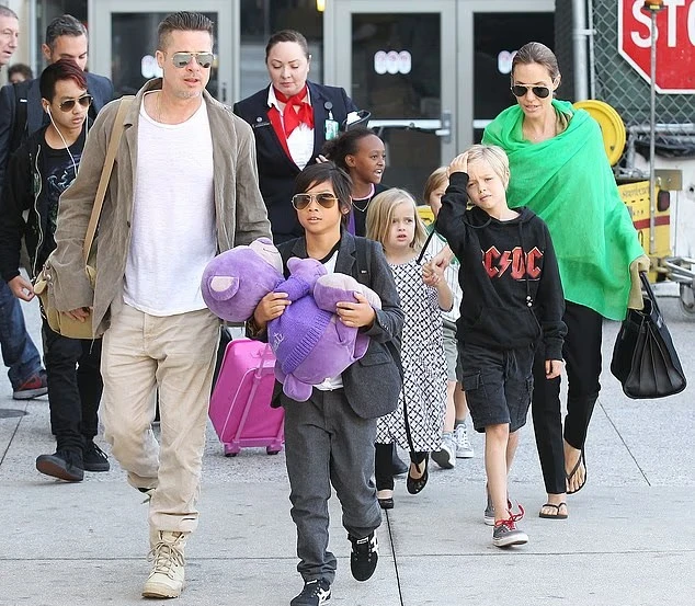 Con trai cả của Brad Pitt nộp đơn xin bỏ họ bố