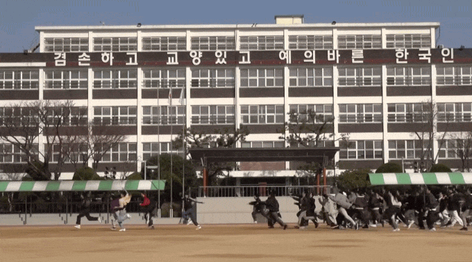 CORTIS bị cả trăm người "vây đánh", nhạc chưa nghe đã hết