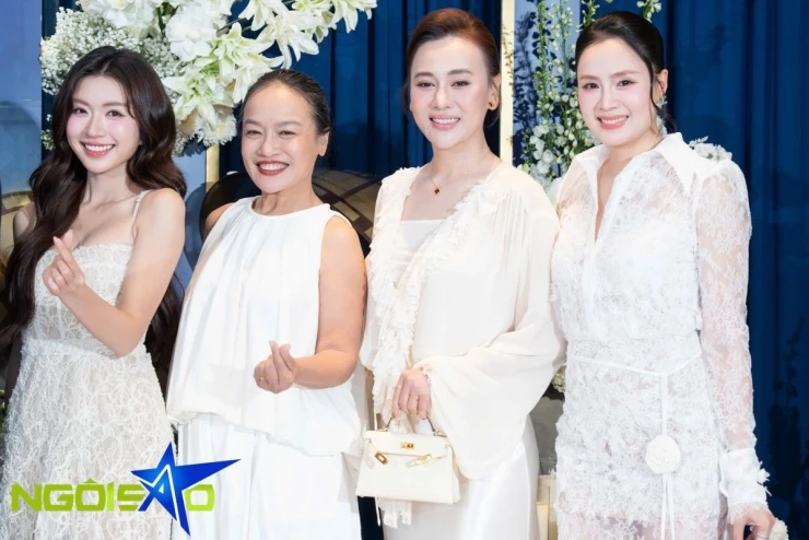Dàn diễn viên VFC hội ngộ trong đám cưới Việt Hoa