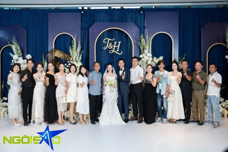 Dàn diễn viên VFC hội ngộ trong đám cưới Việt Hoa