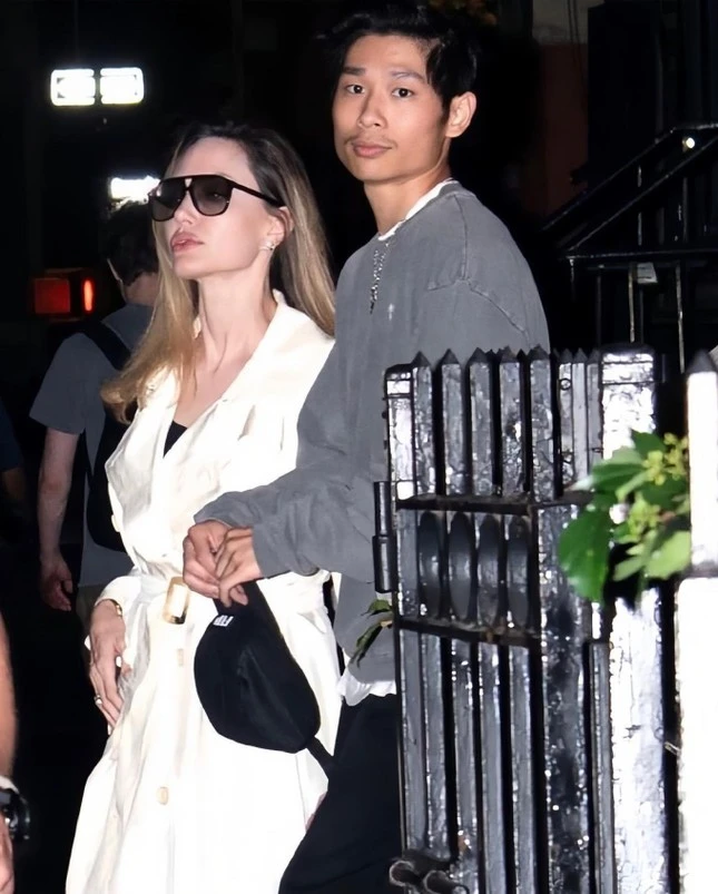 Danh tính con trai nuôi gốc Việt của Angelina Jolie vừa bị đồn qua đời khiến cả MXH dậy sóng Danh tính con trai nuôi gốc Việt của Angelina Jolie vừa bị đồn qua đời khiến cả MXH dậy sóng
