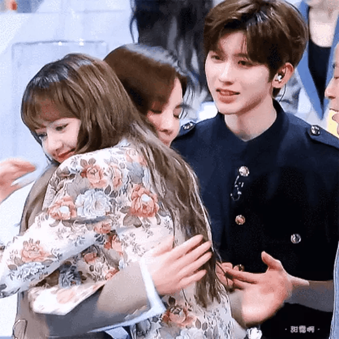 Đâu ai ngờ ở Met Gala: Lisa (BLACKPINK) đụng mặt "bạn trai tin đồn", chỉ 6 giây tương tác thôi đã đủ gây chú ý Đâu ai ngờ ở Met Gala: Lisa (BLACKPINK) đụng mặt "bạn trai tin đồn", chỉ 6 giây tương tác thôi đã đủ gây chú ý