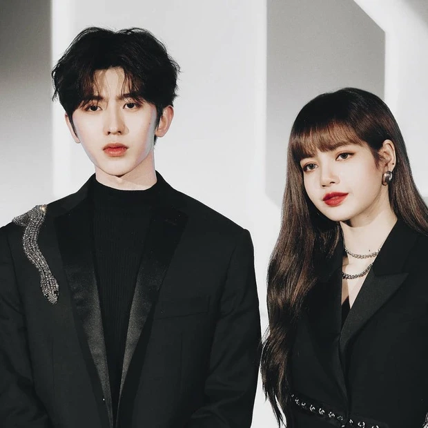 Đâu ai ngờ ở Met Gala: Lisa (BLACKPINK) đụng mặt "bạn trai tin đồn", chỉ 6 giây tương tác thôi đã đủ gây chú ý Đâu ai ngờ ở Met Gala: Lisa (BLACKPINK) đụng mặt "bạn trai tin đồn", chỉ 6 giây tương tác thôi đã đủ gây chú ý