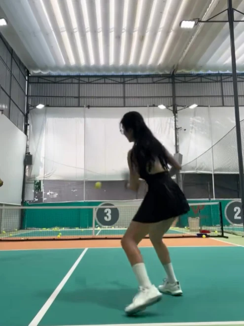 Dạy CĐM cách chơi Pickleball, hot girl gây phẫn nộ vì góc quay quá phản cảm, chẳng khác nào chiêu trò câu view bất chấp