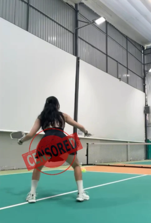 Dạy CĐM cách chơi Pickleball, hot girl gây phẫn nộ vì góc quay quá phản cảm, chẳng khác nào chiêu trò câu view bất chấp