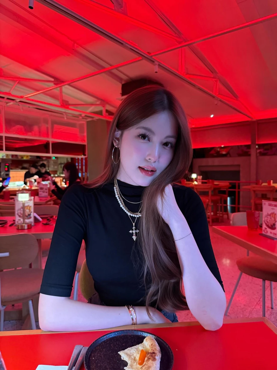 Đây là cô gái mà HIEUTHUHAI mê như điếu đổ