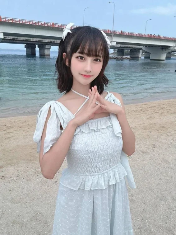 Đi dạo biển trong trang phục "mát mẻ", hot girl xinh đẹp gặp sự cố khó đỡ, vội mua thêm áo khoác Đi dạo biển trong trang phục "mát mẻ", hot girl xinh đẹp gặp sự cố khó đỡ, vội mua thêm áo khoác