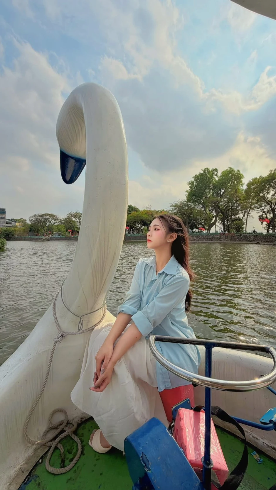 Đi đạp vịt, gái xinh khiến người xem "chịu không nổi"