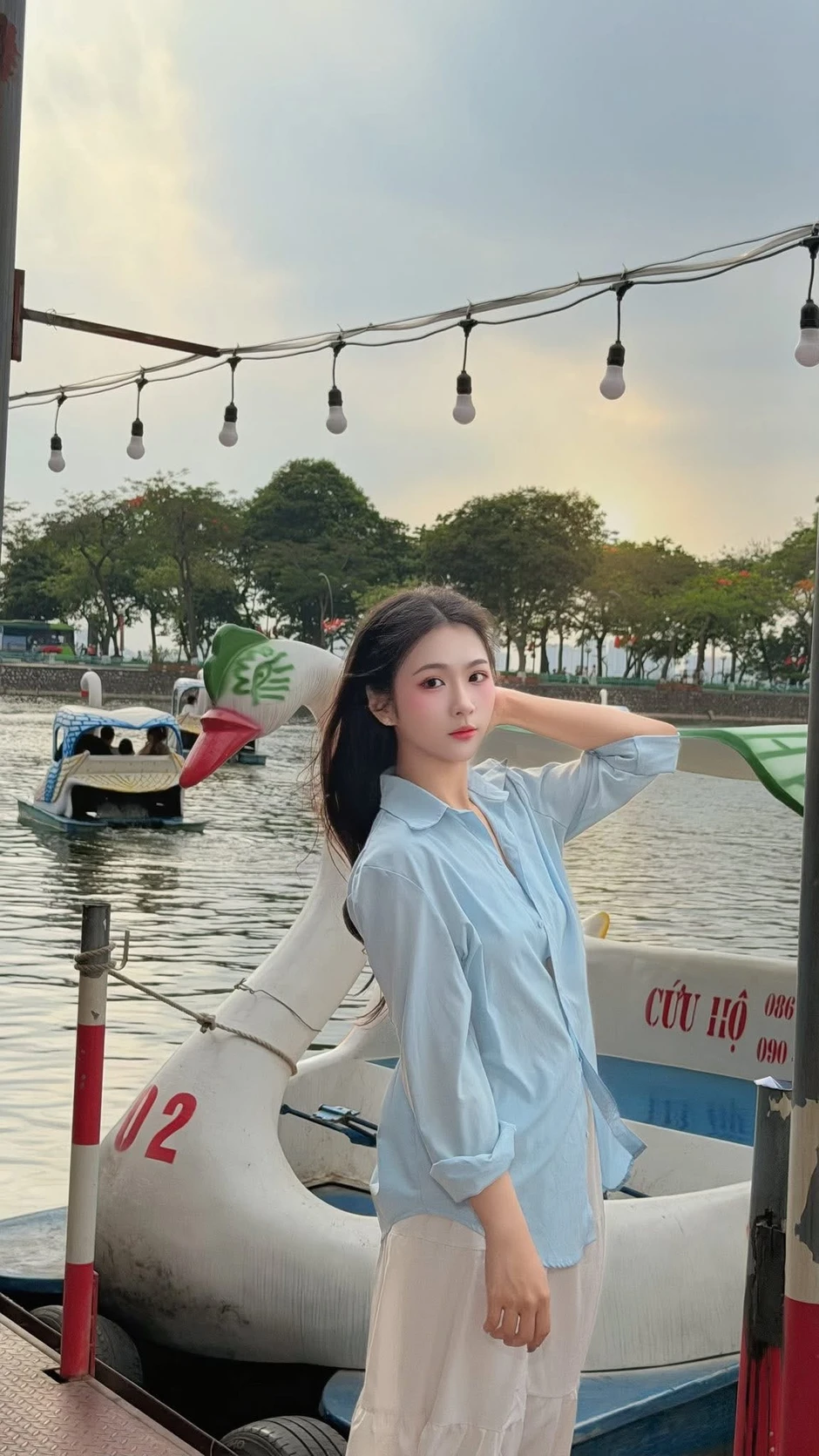 Đi đạp vịt, gái xinh khiến người xem "chịu không nổi"