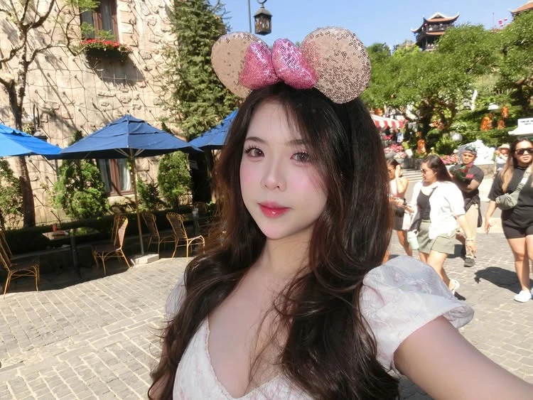 Diện áo dài trắng, nữ sinh hút hơn 300K lượt xem, CĐM phong cho danh hiệu "cả trường crush" Diện áo dài trắng, nữ sinh hút hơn 300K lượt xem, CĐM phong cho danh hiệu "cả trường crush"