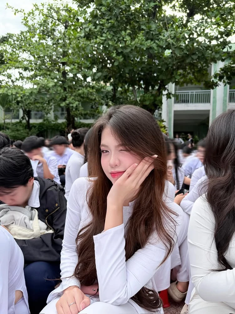 Diện áo dài trắng, nữ sinh hút hơn 300K lượt xem, CĐM phong cho danh hiệu "cả trường crush" Diện áo dài trắng, nữ sinh hút hơn 300K lượt xem, CĐM phong cho danh hiệu "cả trường crush"