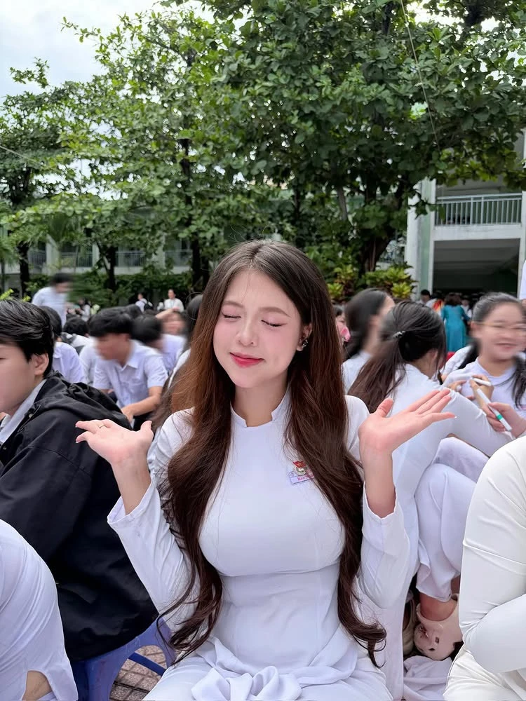 Diện áo dài trắng, nữ sinh hút hơn 300K lượt xem, CĐM phong cho danh hiệu "cả trường crush" Diện áo dài trắng, nữ sinh hút hơn 300K lượt xem, CĐM phong cho danh hiệu "cả trường crush"