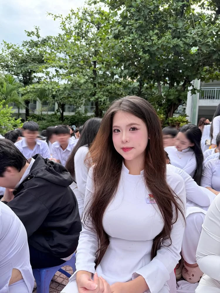 Diện áo dài trắng, nữ sinh hút hơn 300K lượt xem, CĐM phong cho danh hiệu "cả trường crush" Diện áo dài trắng, nữ sinh hút hơn 300K lượt xem, CĐM phong cho danh hiệu "cả trường crush"