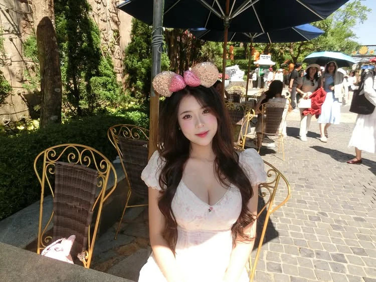 Diện áo dài trắng, nữ sinh hút hơn 300K lượt xem, CĐM phong cho danh hiệu "cả trường crush" Diện áo dài trắng, nữ sinh hút hơn 300K lượt xem, CĐM phong cho danh hiệu "cả trường crush"