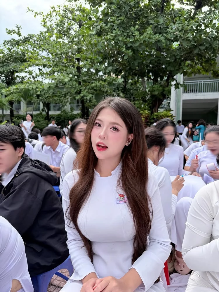 Diện áo dài trắng, nữ sinh hút hơn 300K lượt xem, CĐM phong cho danh hiệu "cả trường crush" Diện áo dài trắng, nữ sinh hút hơn 300K lượt xem, CĐM phong cho danh hiệu "cả trường crush"