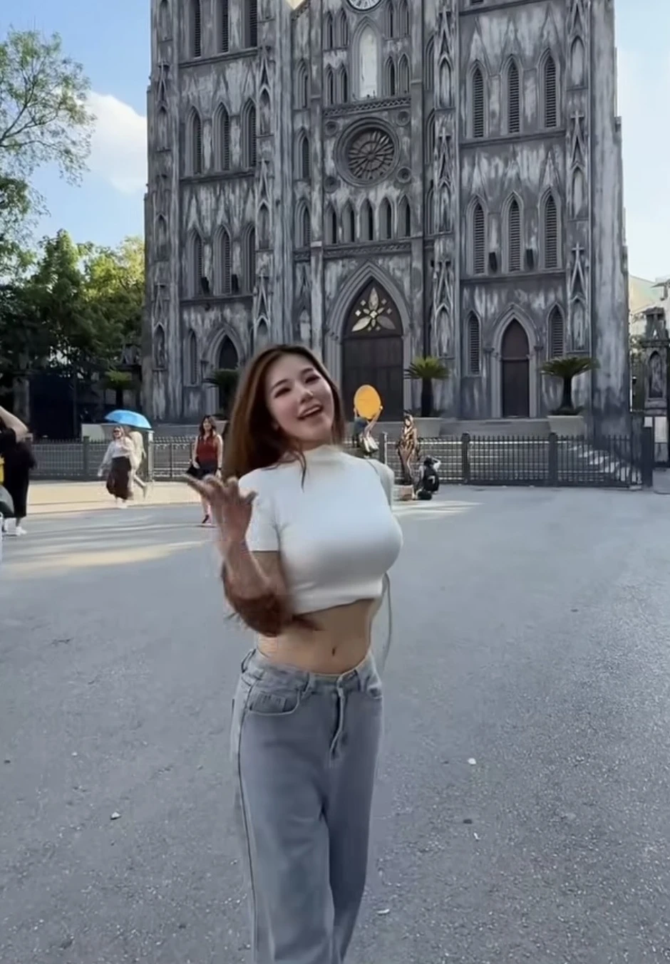 Đổ bộ bất ngờ, nữ idol triệu follow khiến fans Việt "đứng ngồi không yên"