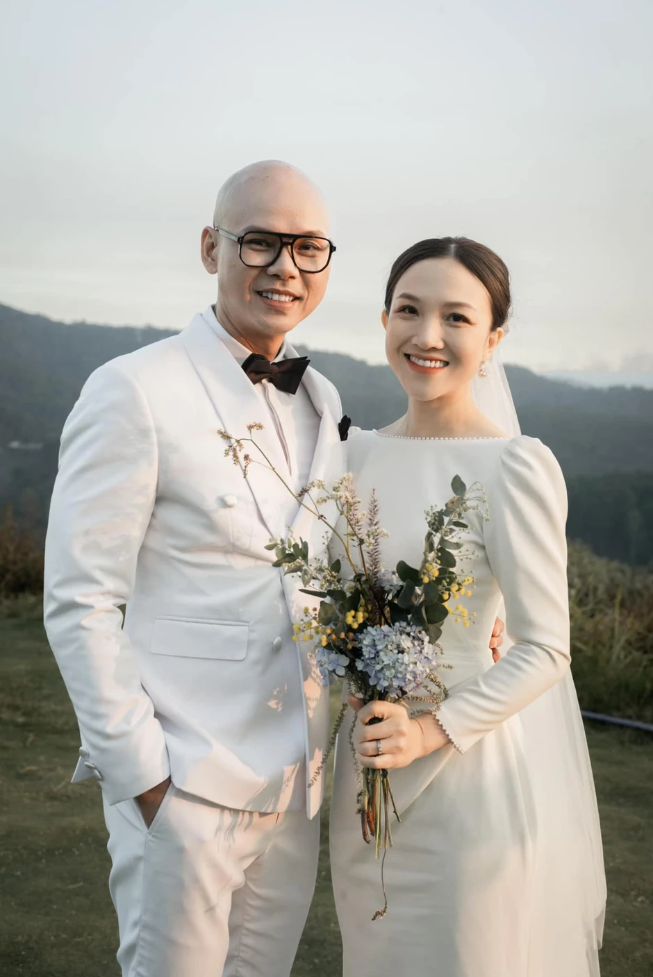 Dòng chia sẻ lạ của bà xã ca sĩ Phan Đinh Tùng