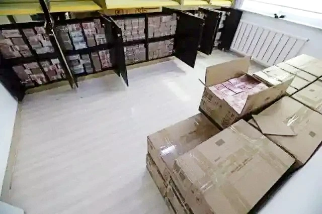 Đột kích căn hộ của nữ CEO công ty mỹ phẩm, công an tịch thu hơn 770 tỷ đồng tiền mặt chất như núi, 3 xe tải mới chở hết Đột kích căn hộ của nữ CEO công ty mỹ phẩm, công an tịch thu hơn 770 tỷ đồng tiền mặt chất như núi, 3 xe tải mới chở hết