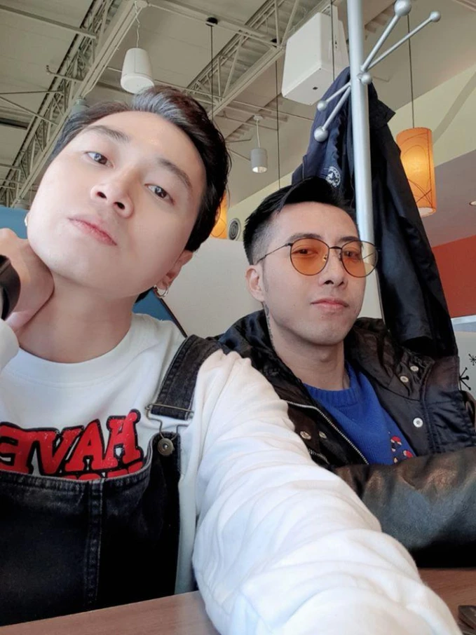 Đu idol quốc nội quá dễ: Karik và Only C đành chịu thua trước cách chào hỏi "độc lạ" của fan!