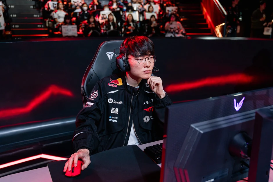 Faker khiến đồng đội lẫn fan hoang mang Faker khiến đồng đội lẫn fan hoang mang