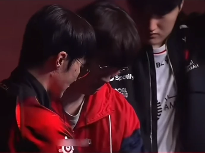 Faker khiến đồng đội lẫn fan hoang mang Faker khiến đồng đội lẫn fan hoang mang