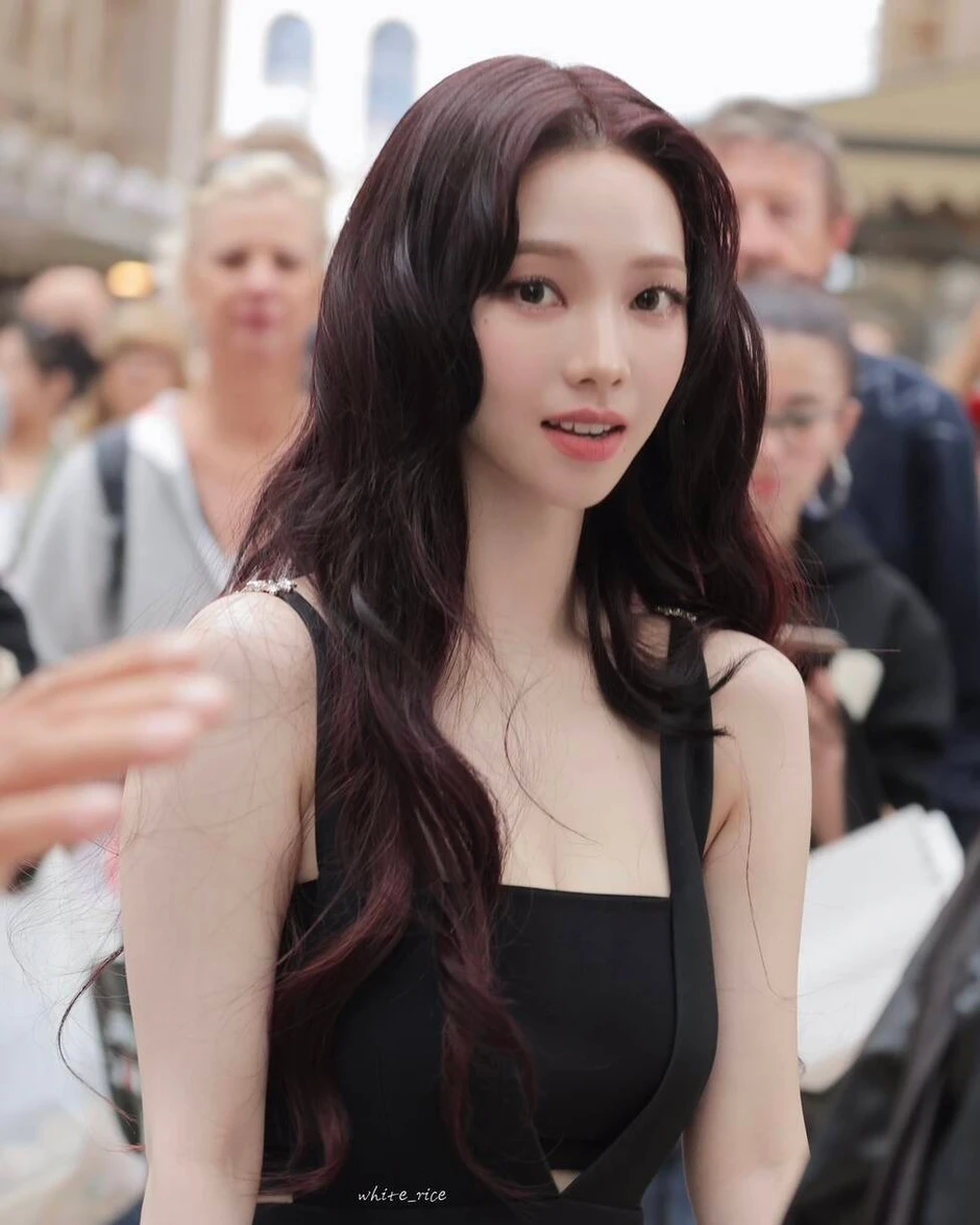 Faker nắm tay tỏ tình Karina (aespa)