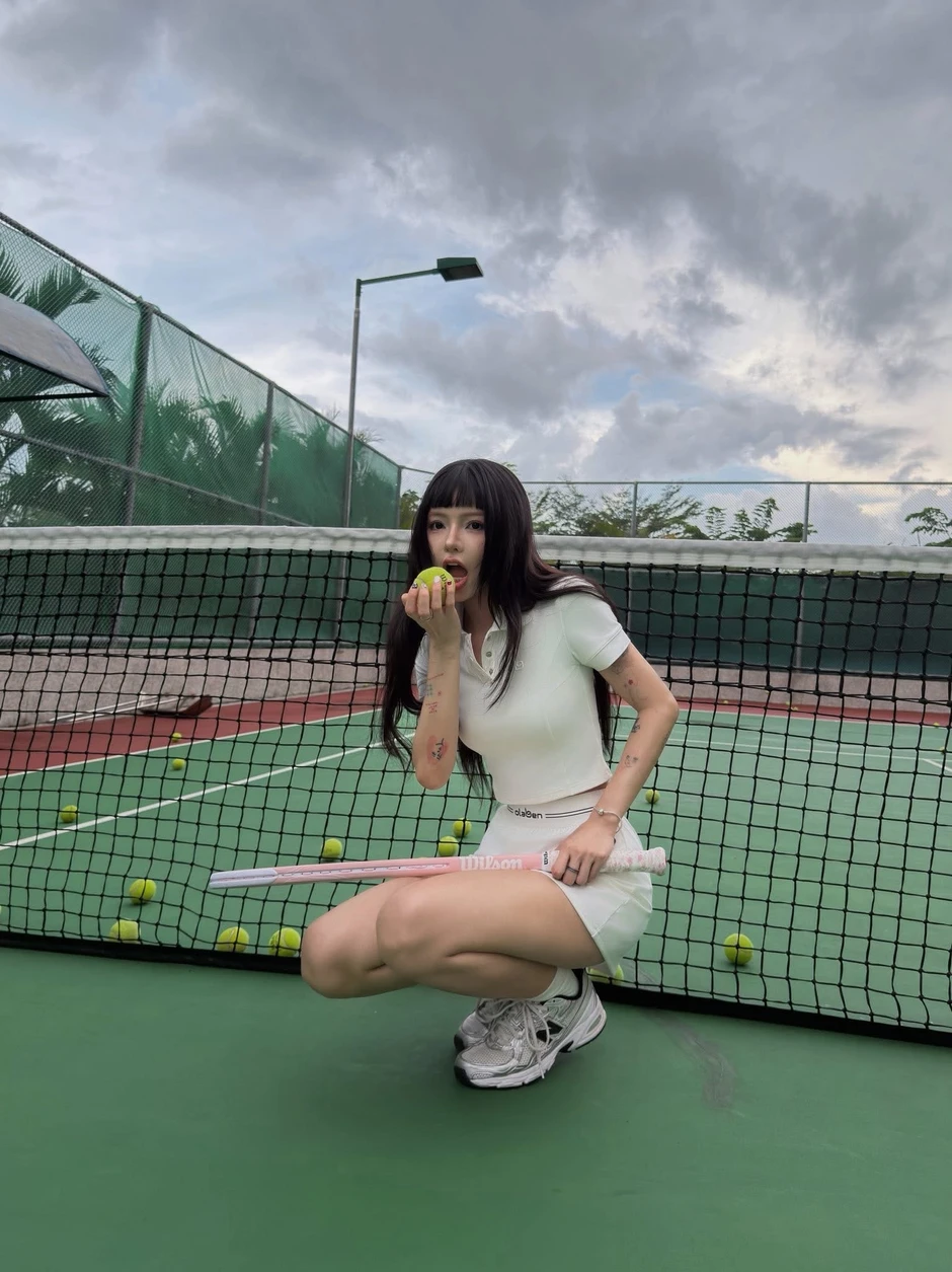 Gác lại vũ đạo triệu view, "Lisa Việt Nam" Ciin lên sân tennis thả dáng, visual "quá trời" xinh!