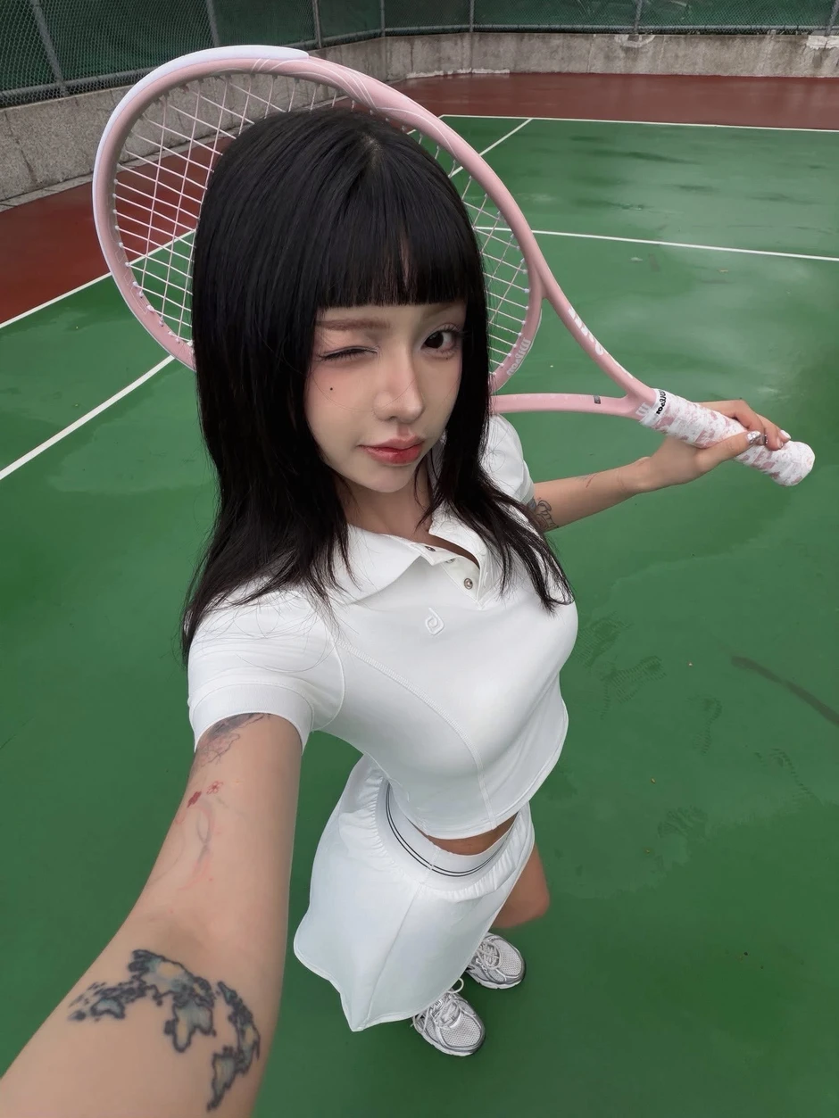 Gác lại vũ đạo triệu view, "Lisa Việt Nam" Ciin lên sân tennis thả dáng, visual "quá trời" xinh!