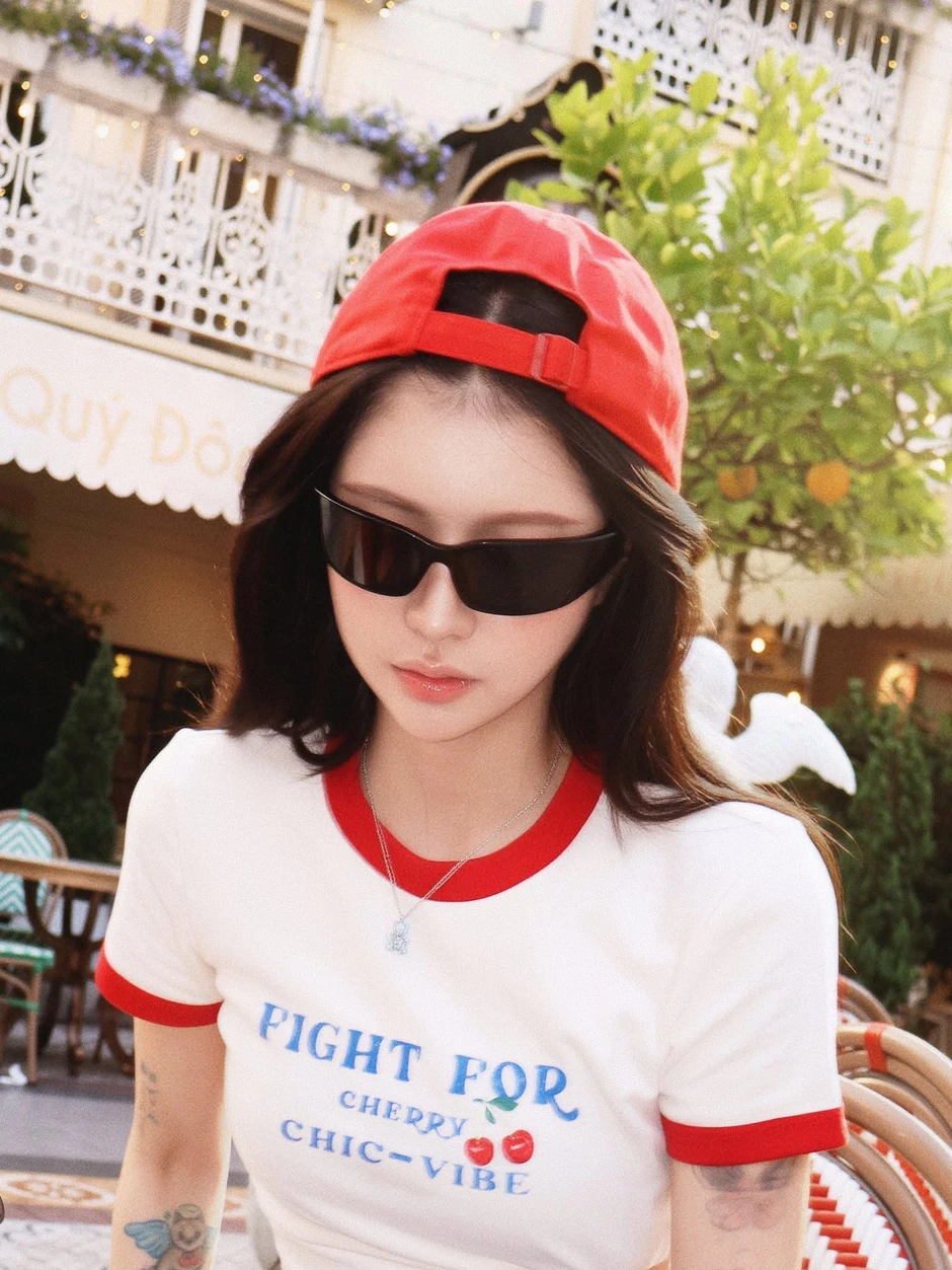 Gác lại vũ đạo triệu view, "Lisa Việt Nam" Ciin lên sân tennis thả dáng, visual "quá trời" xinh!