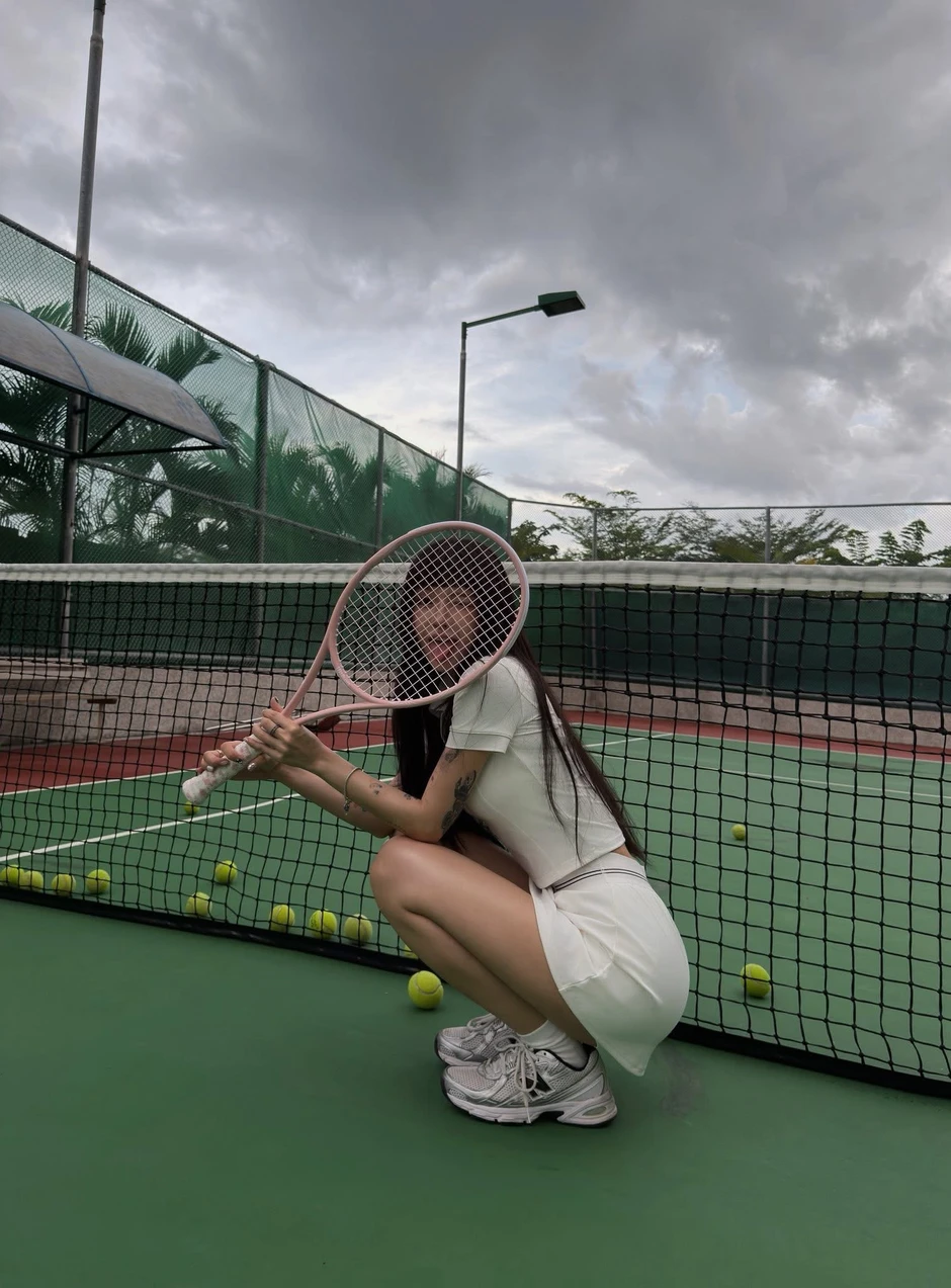 Gác lại vũ đạo triệu view, "Lisa Việt Nam" Ciin lên sân tennis thả dáng, visual "quá trời" xinh!