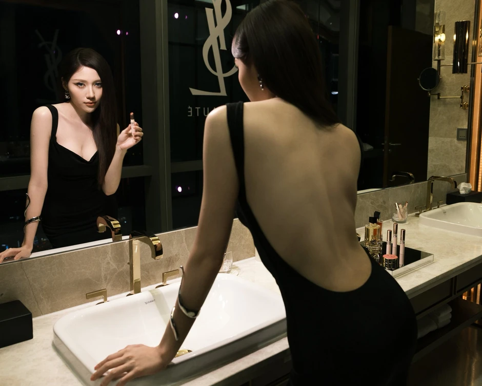 Gái đẹp Việt Nam đổ xô khoe bóng lưng