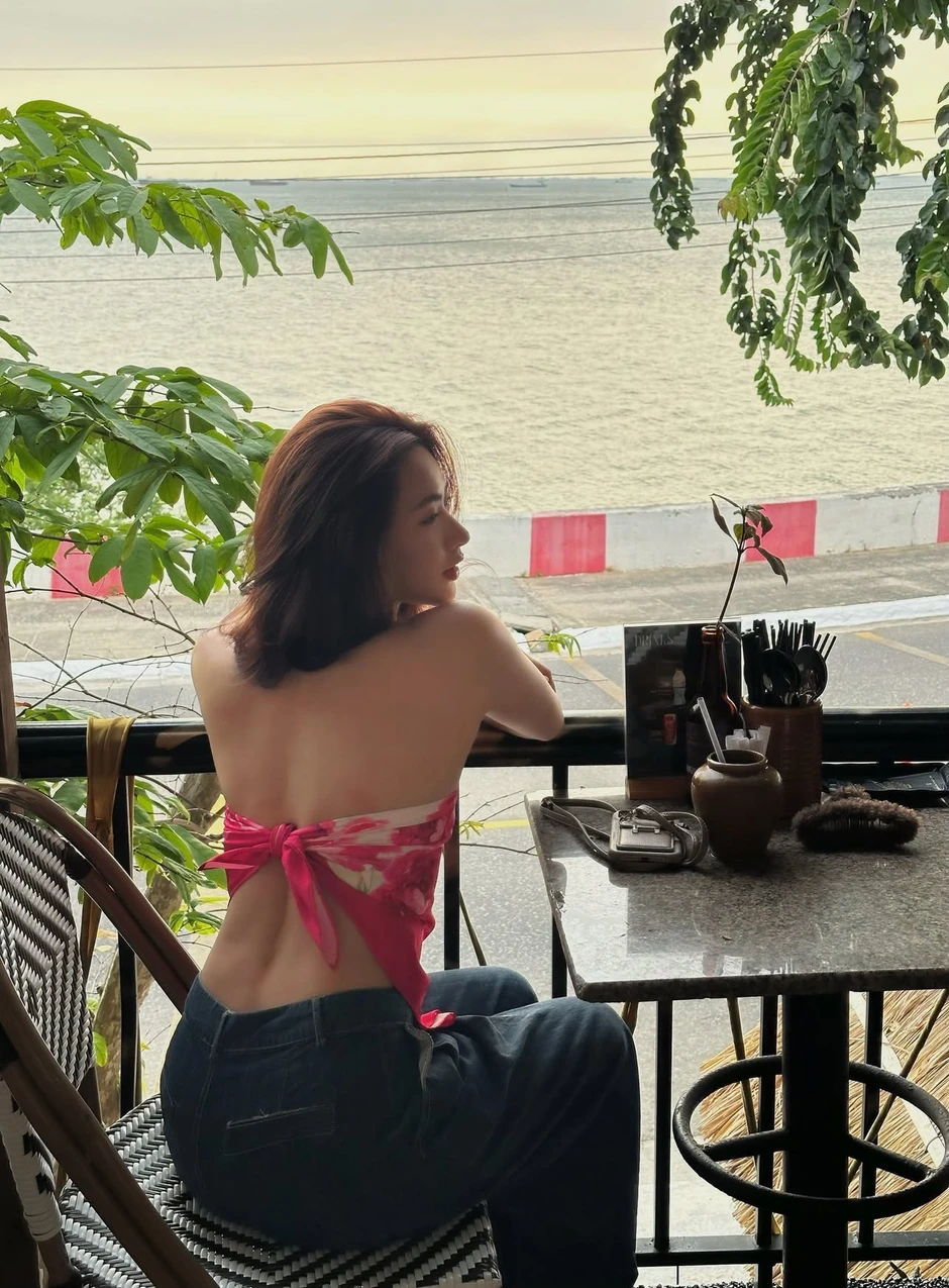 Gái đẹp Việt Nam đổ xô khoe bóng lưng