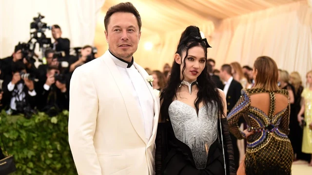 Grimes, người phụ nữ kỳ lạ sinh con cho tỷ phú Elon Musk: Tự phẫu thuật nhãn cầu, đóng thuyền chở gà và làm nhạc về ngày tận thế Grimes, người phụ nữ kỳ lạ sinh con cho tỷ phú Elon Musk: Tự phẫu thuật nhãn cầu, đóng thuyền chở gà và làm nhạc về ngày tận thế