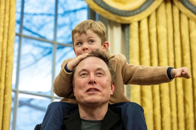 Grimes, người phụ nữ kỳ lạ sinh con cho tỷ phú Elon Musk: Tự phẫu thuật nhãn cầu, đóng thuyền chở gà và làm nhạc về ngày tận thế Grimes, người phụ nữ kỳ lạ sinh con cho tỷ phú Elon Musk: Tự phẫu thuật nhãn cầu, đóng thuyền chở gà và làm nhạc về ngày tận thế