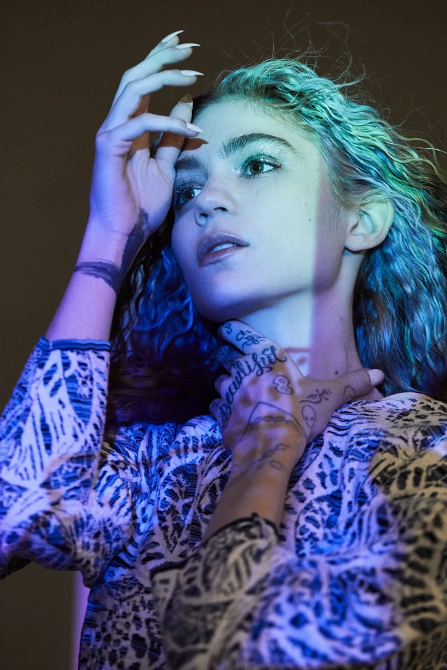 Grimes, người phụ nữ kỳ lạ sinh con cho tỷ phú Elon Musk: Tự phẫu thuật nhãn cầu, đóng thuyền chở gà và làm nhạc về ngày tận thế Grimes, người phụ nữ kỳ lạ sinh con cho tỷ phú Elon Musk: Tự phẫu thuật nhãn cầu, đóng thuyền chở gà và làm nhạc về ngày tận thế