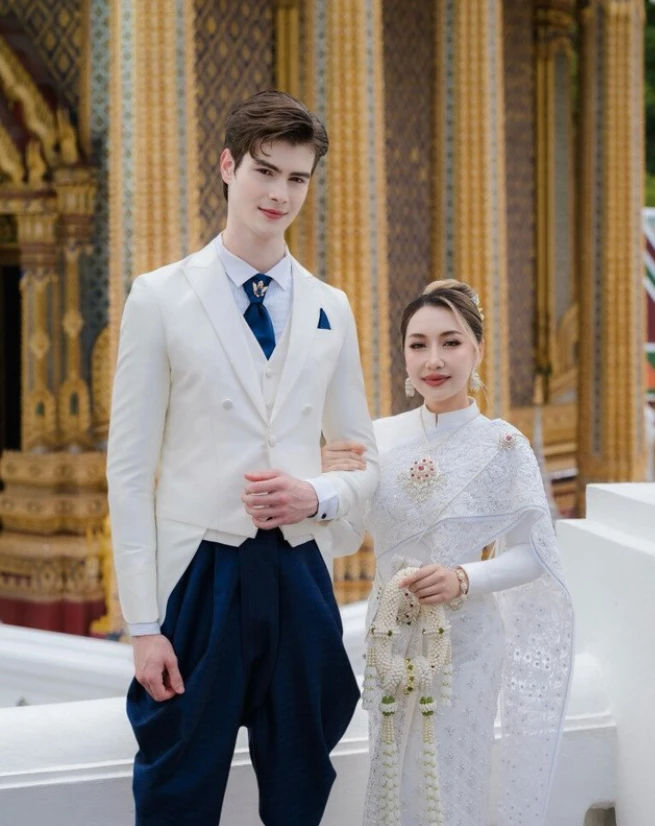 Gương mặt sau 21 ngày phẫu thuật thẩm mỹ của cô vợ cao 1m55 áp lực vì chồng Tây quá đẹp trai, cao gần 2m Gương mặt sau 21 ngày phẫu thuật thẩm mỹ của cô vợ cao 1m55 áp lực vì chồng Tây quá đẹp trai, cao gần 2m