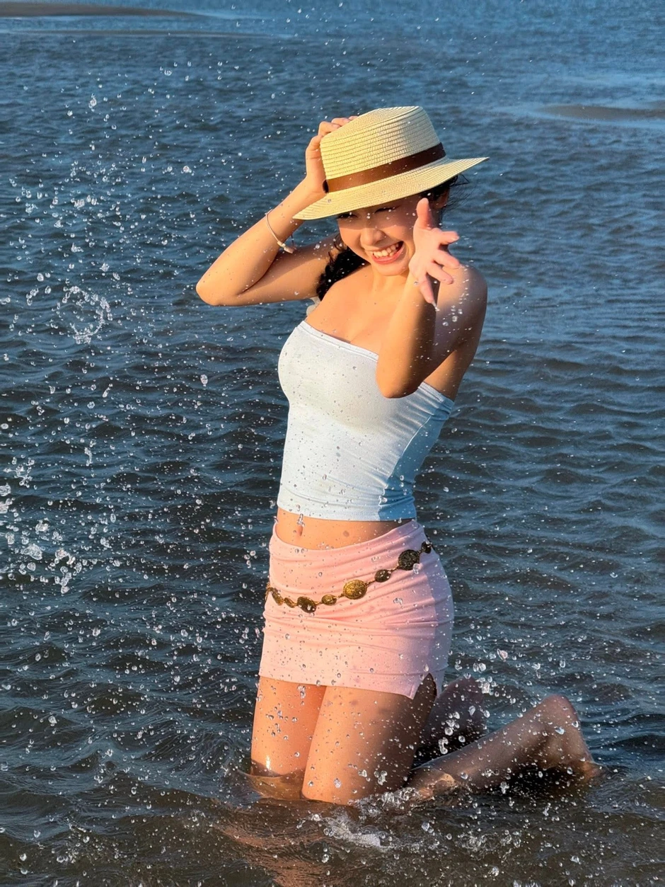 Hà Phi Yến chẳng cần bikini, một nụ cười đủ "gây bão" mạng